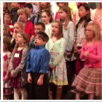 Se deja llevar por la emoción de su primera actuación y su baile enamora a 46 millones de personas