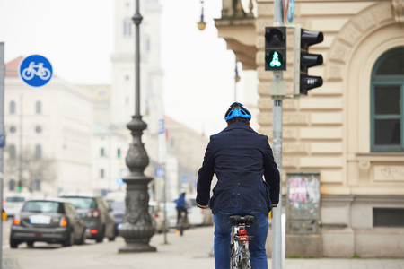 No, el Plan Renove 2020 no contempla ayudas para comprar bicicletas ni patinetes eléctricos, pero sí existen subvenciones