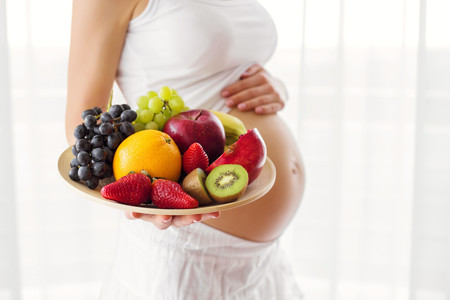 Claves para una alimentación sana para la madre y su bebé, según la nueva 'Guía de Nutrición en el embarazo'