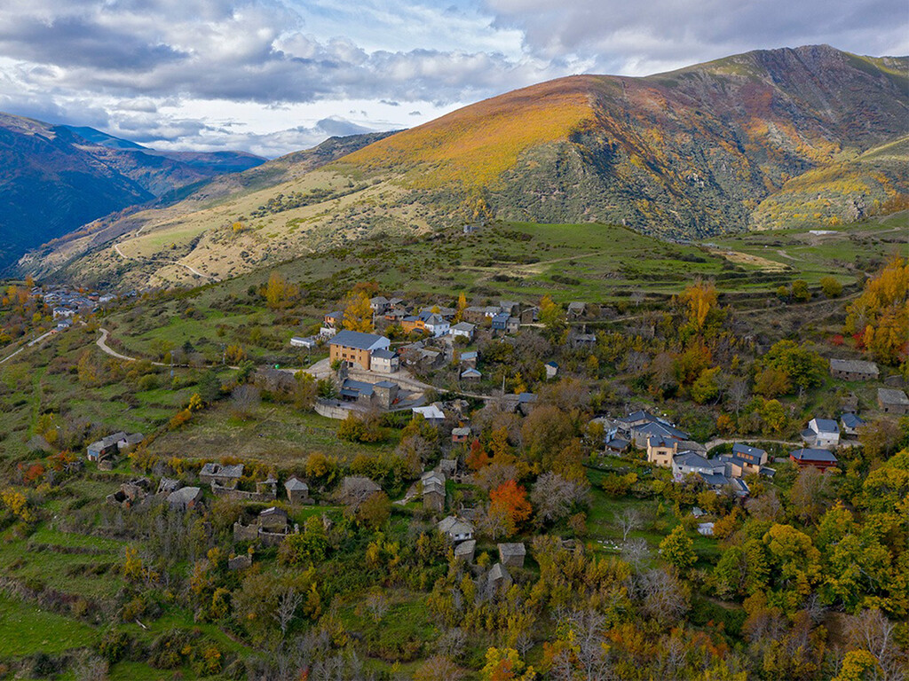 Un paraíso natural de frescura, montaña y senderismo en el norte de León: el pueblo refugio ideal para el verano