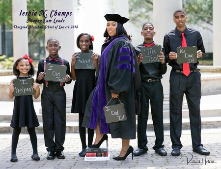"¡Lo logramos!", el mensaje de unos hijos en la graduación de su madre que nos recuerda la importancia de luchar por los sueños