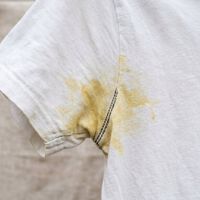 Como remover as manchas de desodorante das axilas nas roupas: a forma mais fácil de lavar as manchas amarelas