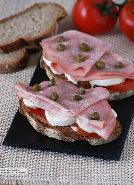 tostas de tomate y mozzarella com mortadela de Bolonia