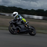 Probar esta moto eléctrica de 128.000 dólares es posible, pero exigen una buena cuenta bancaria e historial de conducción