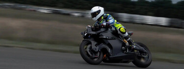 Probar esta moto eléctrica de 128.000 dólares es posible, pero exigen una buena cuenta bancaria e historial de conducción