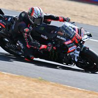 Marco Bezzecchi machaca el récord de Silverstone y Aprilia avisa a Ducati subiendo el nivel casi un segundo por vuelta 