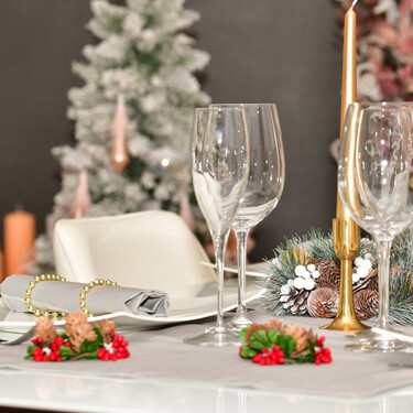 Ikea decora la mesa con un mini árbol de Navidad plegable que ni molesta, ni desentona