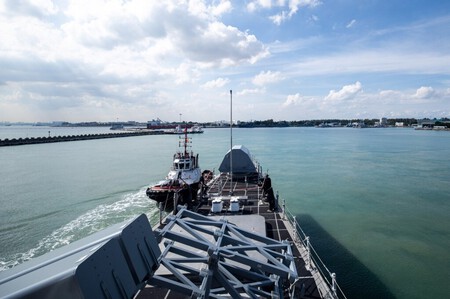 Vista do USS Tulsa em sua chegada à Base Naval de Changi