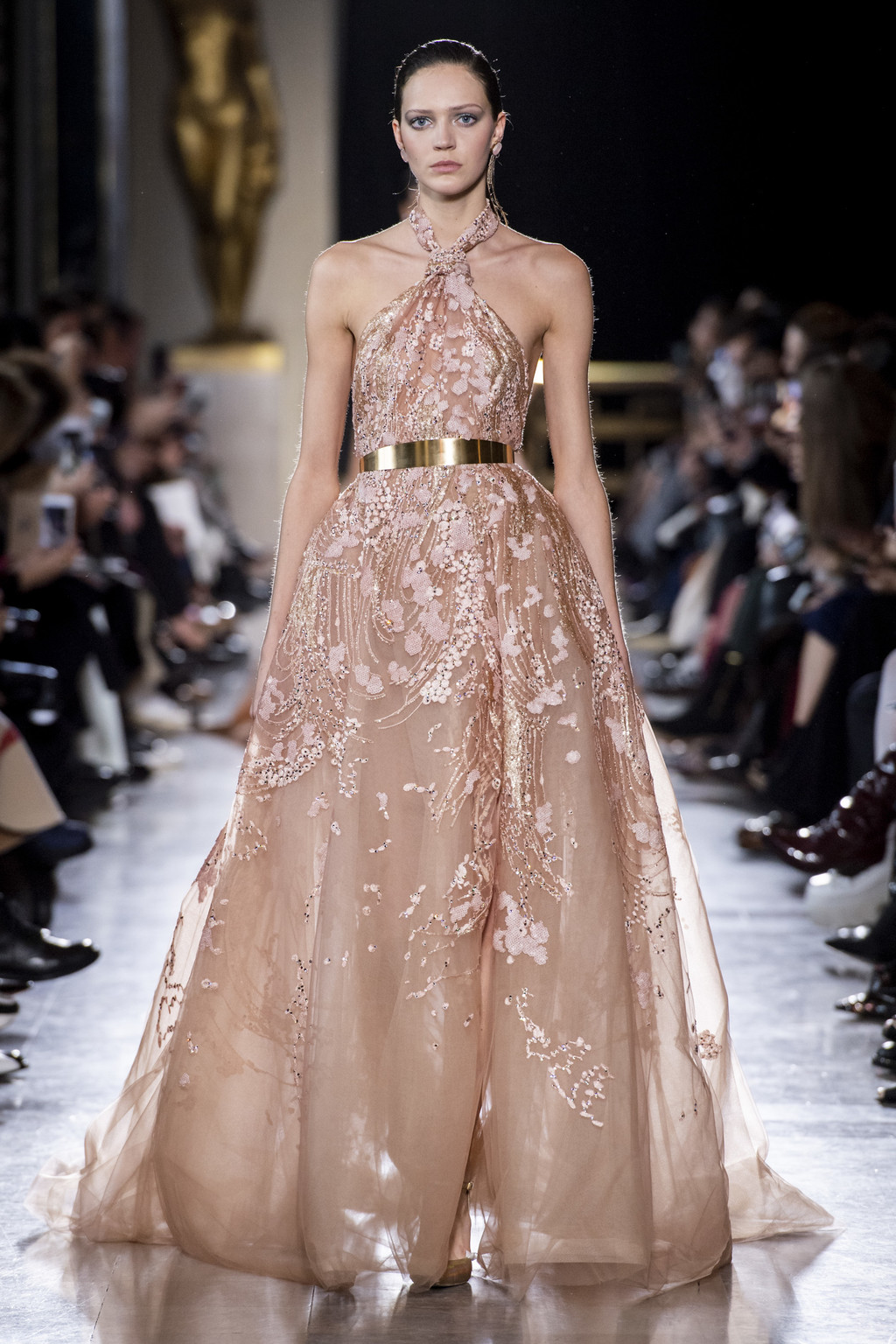 Elie Saab nos invita a soñar con su brillante desfile de Alta Costura