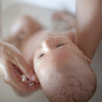 ¿Cuál es la temperatura del agua ideal para bañar al bebé? 