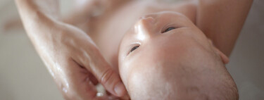 ¿Cuál es la temperatura del agua ideal para bañar al bebé?  