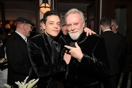 Rami Malek se enfunda en terciopelo previo a la alfombra roja de los Óscars
