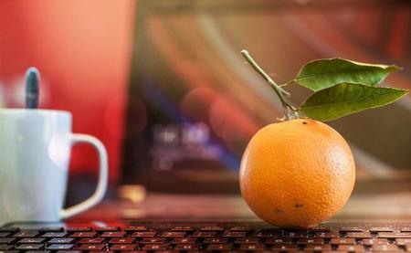 Naranja delante del portátil