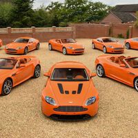 Coleccionistas de coches extravagantes, nivel: comprar una gama completa de Aston Martin y pintarla del color de los 'Cheetos'