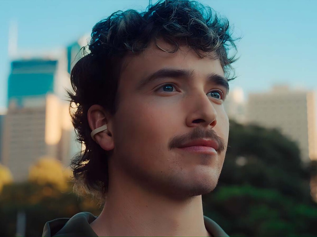 Audífonos de formato abierto con sonido espacial y resistentes al agua y sudor. Puedes conectarlos hasta a 10 metros de distancia  