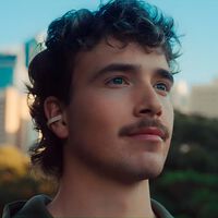 Audífonos de formato abierto con sonido espacial y resistentes al agua y sudor. Puedes conectarlos hasta a 10 metros de distancia  