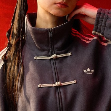 Adidas firma la nueva chaqueta que todas las chicas cool llevarán en primavera: estilo oriental y de edición limitada