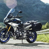 Las Yamaha Tracer 900 y Tracer 900GT están más equipadas que nunca y ya tienen precio oficial: desde 11.499 euros