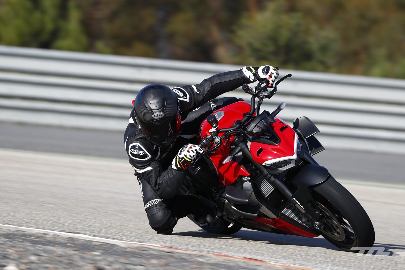 Probamos la Ducati Streetfighter V2: una deportiva de manillar ancho con 153 CV más humana que la Streetfighter V4
