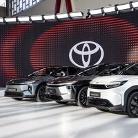 Ahora que el coche eléctrico cae en ventas es cuando Toyota se lo empieza a tomar en serio. No llega tarde, sino en el momento oportuno