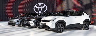 Ahora que el coche eléctrico cae en ventas es cuando Toyota se lo empieza a tomar en serio. No llega tarde, sino en el momento oportuno