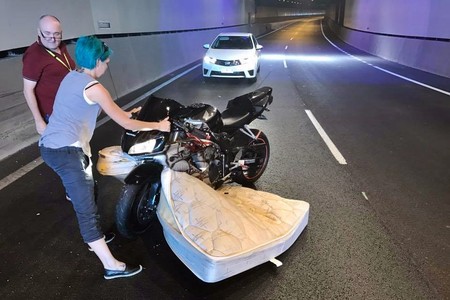 Este vídeo te enseña por qué nunca puedes bajar la guardia en moto; hasta un colchón puede atacarte