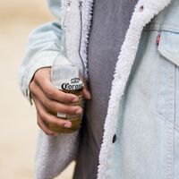 La chaqueta vaquera que puedes seguir usando cuando hace frío es esta Sherpa de Levi's rebajadísima en ASOS (por tiempo limitado)