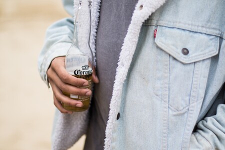 La chaqueta vaquera que puedes seguir usando cuando hace frío es esta Sherpa de Levi's rebajadísima en ASOS (por tiempo limitado)