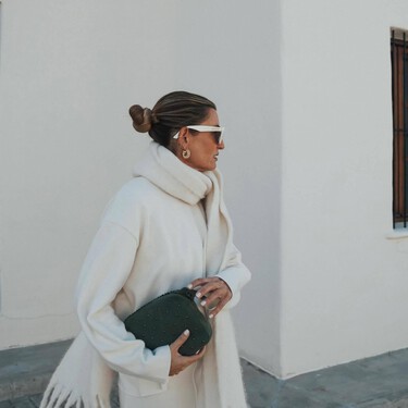 Mango reinventa el jersey blanco básico de fondo de armario y lo transforma en un diseño de lujo con fular 