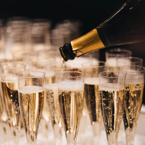 Cómo conservar el champán o cava una vez abierto para no desperdiciar la botella (y por qué poner una cucharilla no sirve de nada) 