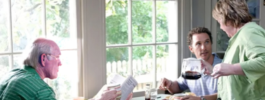 Los hijos en España no se van de casa hasta los 30 y las madres están hartas. Empeora su bienestar, sobre todo si son hijos varones 