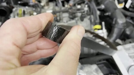 Estado da correia de distribuição de um Peugeot 3004 depois de 40.000 km. Imagem: OGS Mechanics
