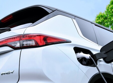 Confirmado: habrá un nuevo Mitsubishi Outlander PHEV, y estas son las primeras imágenes del futuro SUV híbrido enchufable