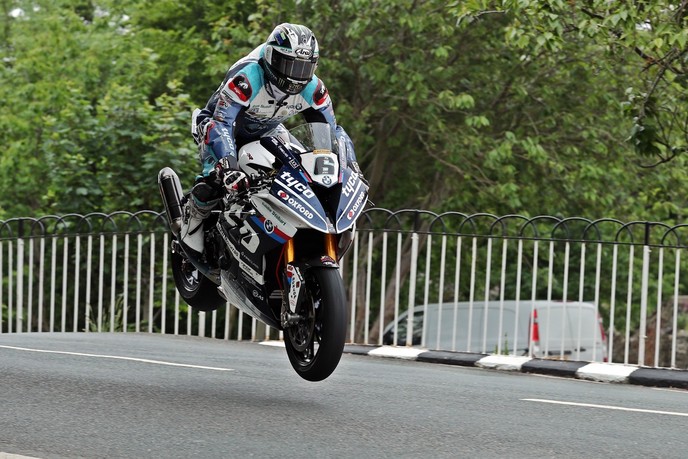 Michael Dunlop gana en Superbike para dedicarle su 16ª victoria en el IOMTT al fallecido Dan Kneen