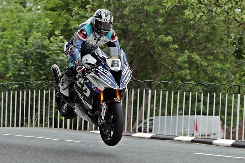 Michael Dunlop gana en Superbike para dedicarle su 16ª victoria en el IOMTT al fallecido Dan Kneen