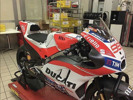 Se filtra una foto de la supuesta Ducati Desmosedici GP17 que pilotará Lorenzo