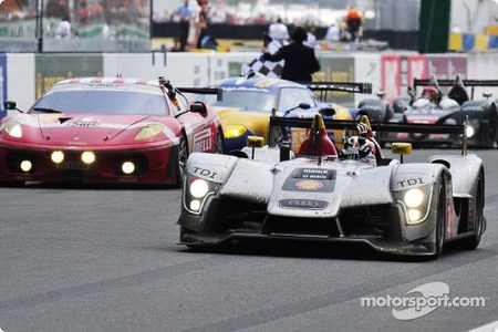 24h_lm_audir15_tom_kristensen_celebrando_tercera_plaza.jpg