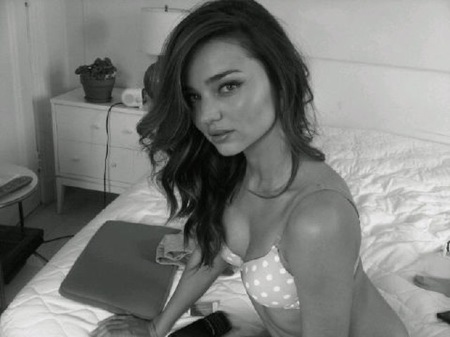 Miranda Kerr también quiere subir la temperatura en Twitter