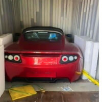 Alguien se olvidó de sus tres Tesla Roadster en un puerto de China hace 13 años. Si tienes más de 150.000 dólares pueden ser tuyos