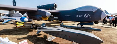 China acaba de estrenar un arma para cambiar las reglas de la guerra: un portaaviones volador que puede lanzar 100 drones kamikaze