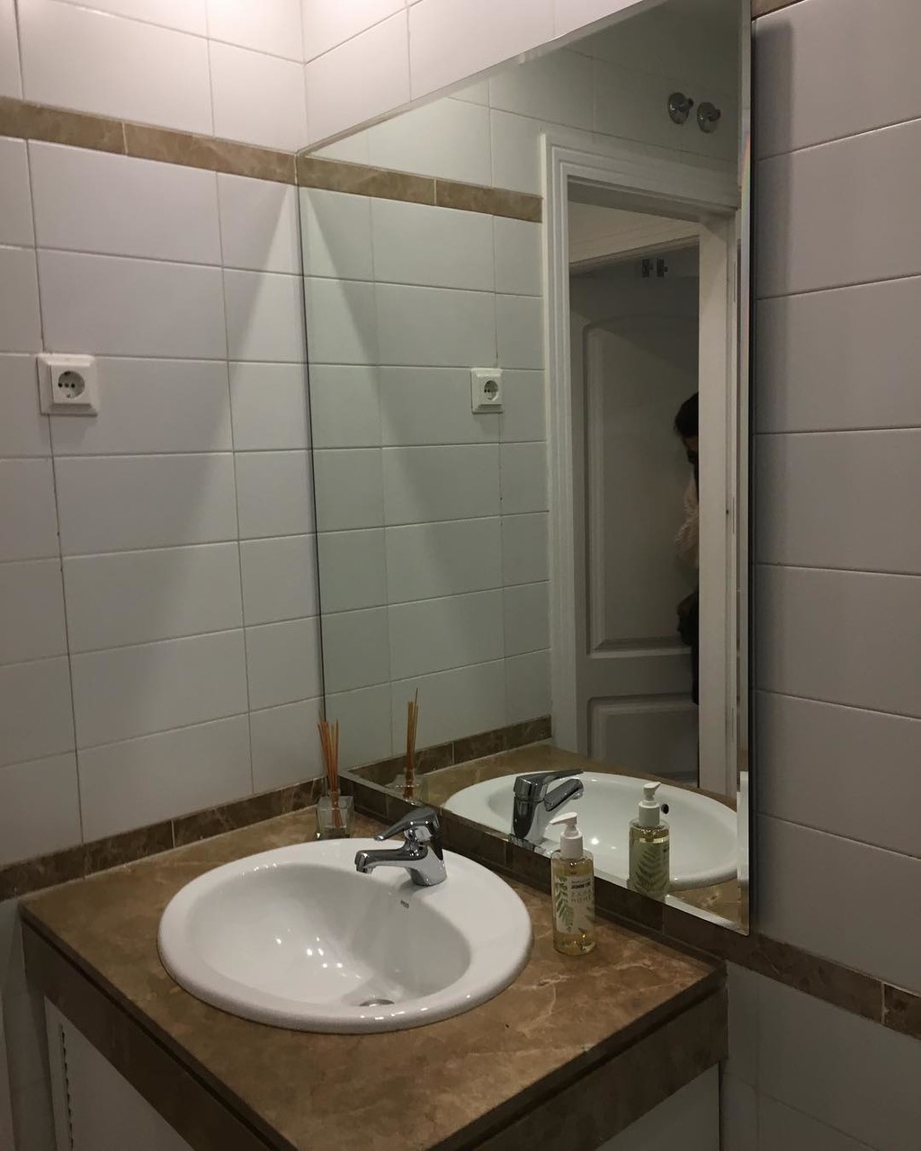 Antes y después; un poco de pintura rosa para transformar un baño con