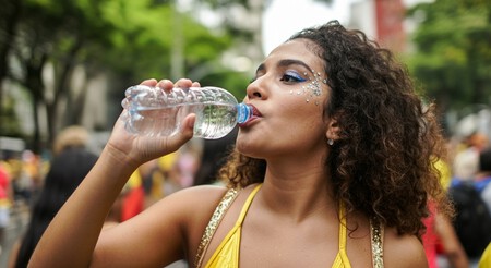 Menina bebendo água.