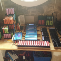 “Empecé a coleccionarlas y ya tengo más de 650”: lleva 10 años guardando baterías de portátil y ahora hacen funcionar toda la casa