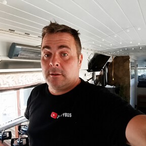 Juan Pablo vive en un autobús urbano: "Lo compré por 1200 euros y lo he convertido en mi casa, estacionado en lo alto de una montaña de Madrid e intentando llevar una vida autosuficiente" 