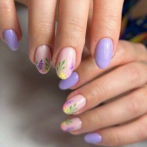 Uñas con flores 2026: 10 manicuras elegantes y delicadas para resaltar las manos esta primavera-verano 
