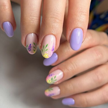 Uñas con flores 2026: 10 manicuras elegantes y delicadas para resaltar las manos esta primavera-verano 