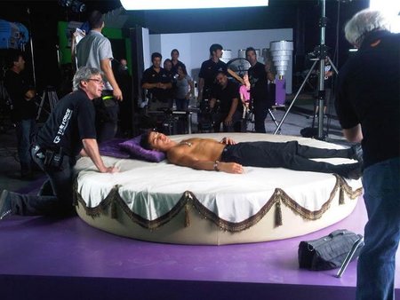 Cristiano Ronaldo se mete en una cama redonda