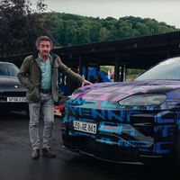 Richard Hammond ya se ha subido al que será el Porsche Cayenne más potente de la historia. Es eléctrico, y le ha puesto a tirar de dos toneladas de coche clásico