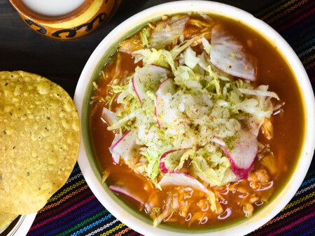 Cómo hacer pozole rojo de puerco con maíz precocido en solo 1 hora: la receta exprés por si andas con prisa