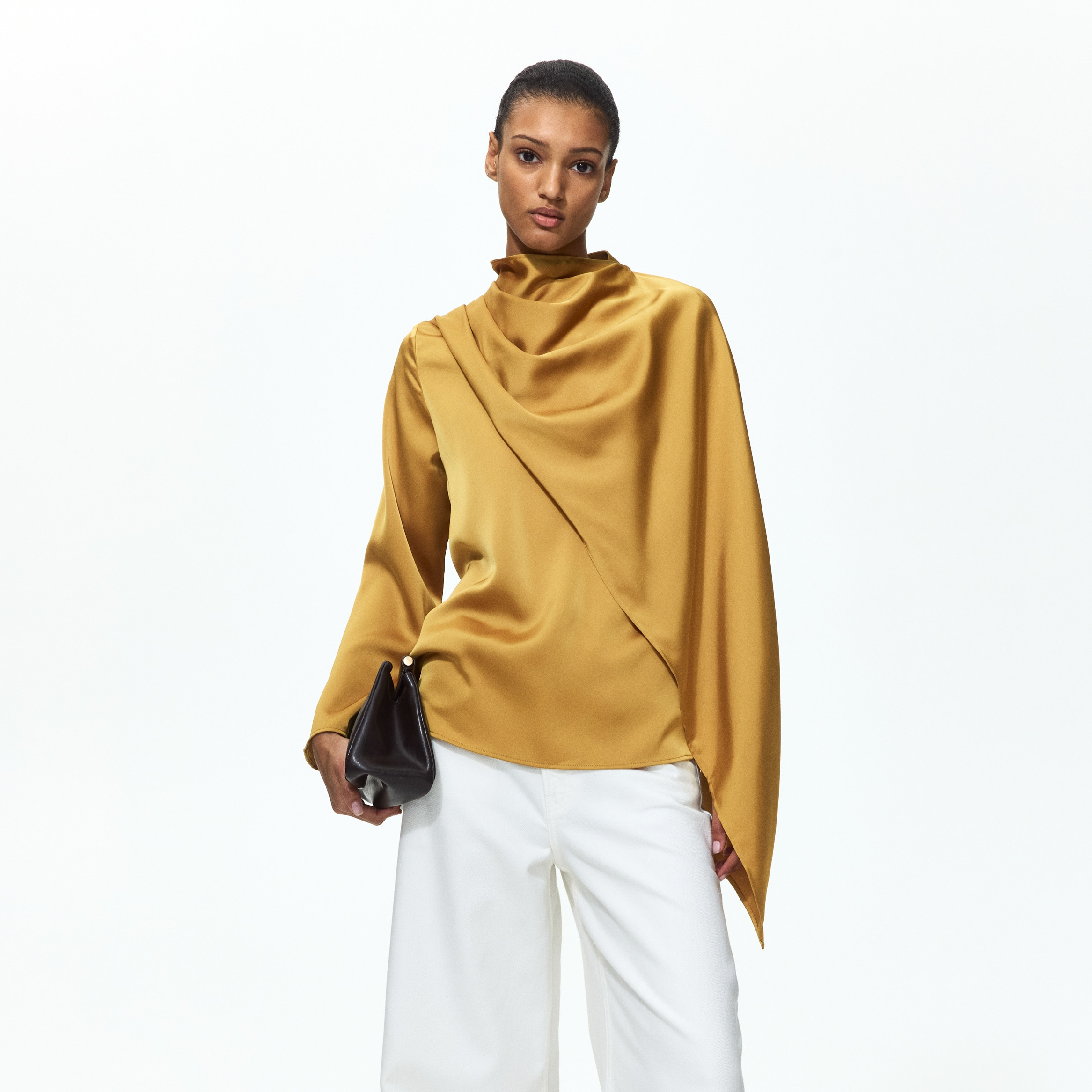Blusa de satén con detalle de chal